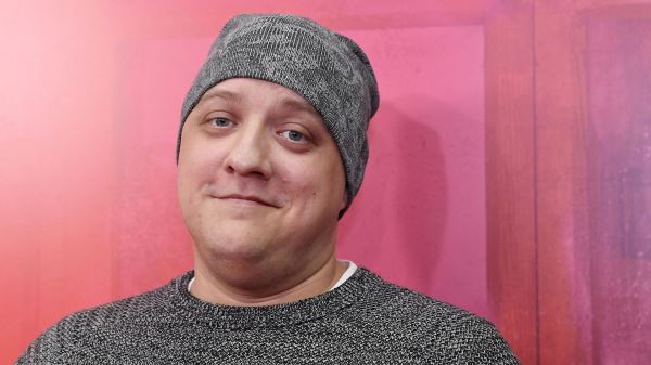 Умер актер Роман Попов0