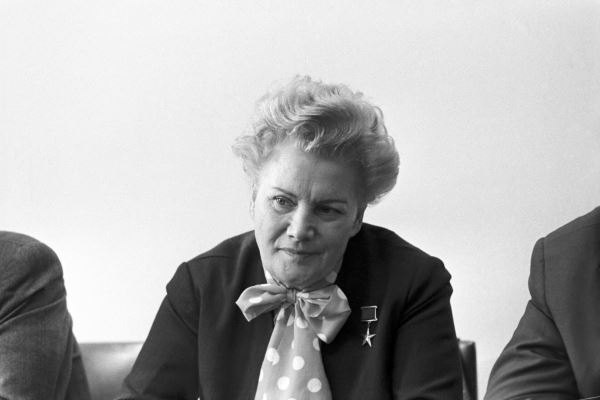 От красной косынки до модного подиума: как выглядели москвички разных лет7