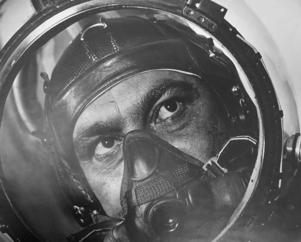 «Человек-легенда»: за какие подвиги лётчик Султан Амет-Хан был дважды удостоен звания Героя Советского Союза