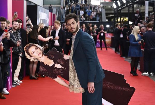 Эндрю Гарфилд вышел на красную дорожку с  Флоренс Пью. Есть нюанс