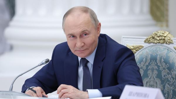 Путин рассказал, как Михалков убеждает миллионы людей0