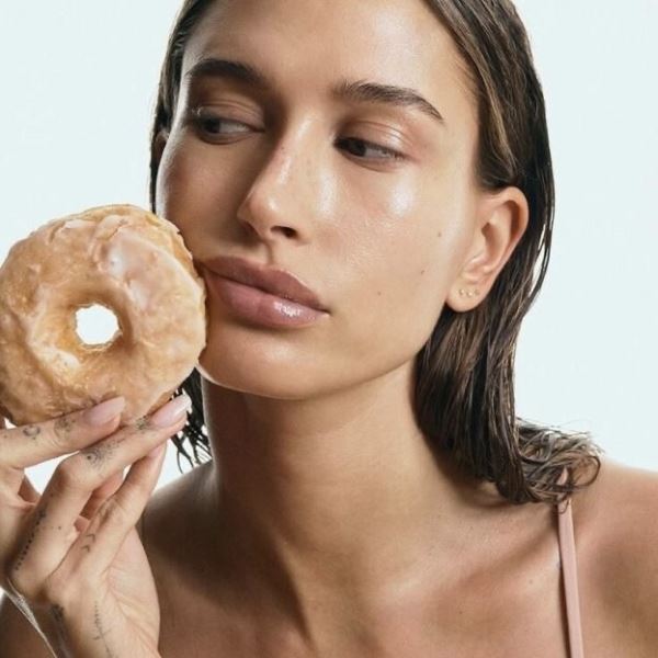 Хейли Бибер раскрыла секрет своей сияющей кожи