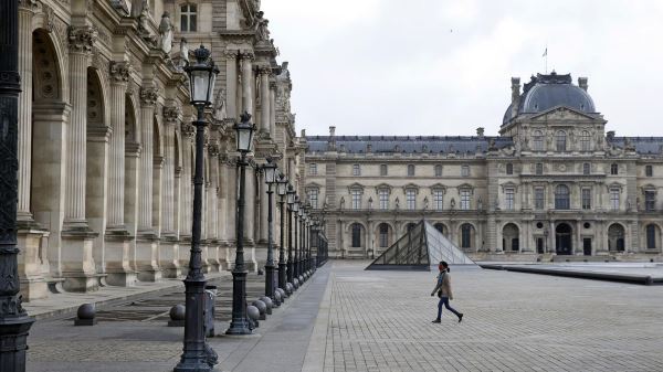 Васильев рассказал, как его задержали в аэропорту после ограбления Лувра1