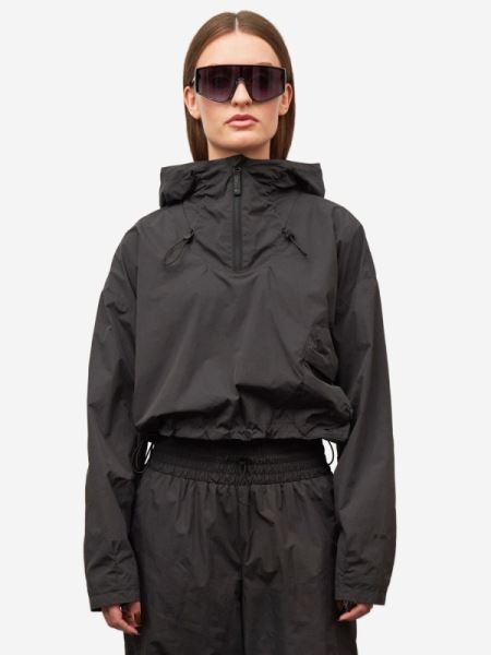 Топ-10 трендовых женских ветровок на весну-2025: подборка актуальных стилей