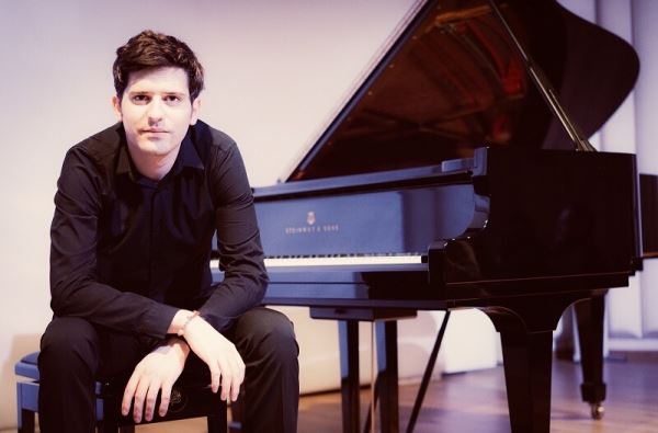 Внук писателя Юлиана Семенова впервые выступит в Петербурге