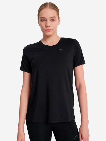 Бежать красиво: как подобрать модные образы для пробежек в любую погоду