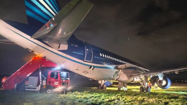 Предварительная причина — неисправность шасси: самолёт AZAL выкатился за пределы ВПП при аварийной посадке в Пулково