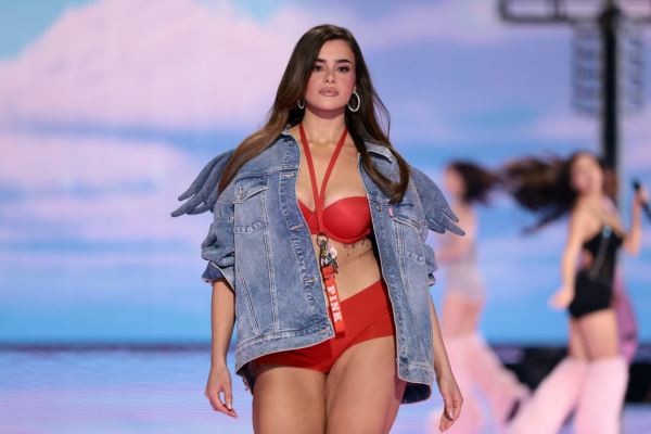 Звезда «Эйфории» дебютировала на шоу Victoria’s Secret