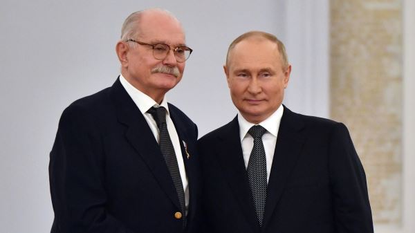 Путин рассказал, как Михалков убеждает миллионы людей1