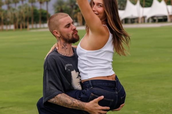 В Сети обсуждают возможную вторую беременность Хейли Бибер