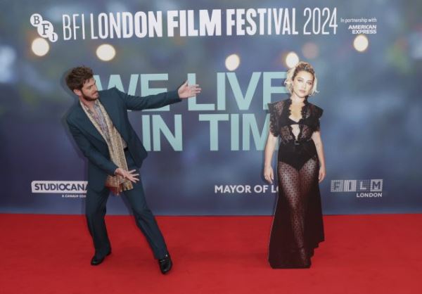 Эндрю Гарфилд вышел на красную дорожку с  Флоренс Пью. Есть нюанс