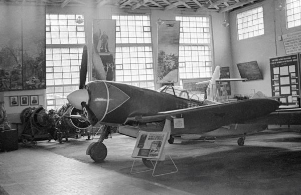 «Человек-легенда»: за какие подвиги лётчик Султан Амет-Хан был дважды удостоен звания Героя Советского Союза