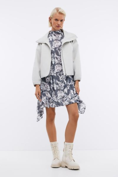 Топ-10 трендовых женских ветровок на весну-2025: подборка актуальных стилей