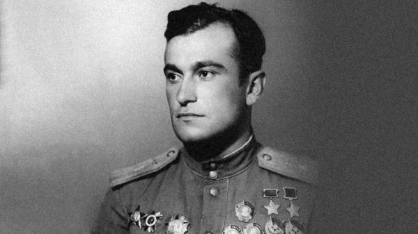 «Человек-легенда»: за какие подвиги лётчик Султан Амет-Хан был дважды удостоен звания Героя Советского Союза